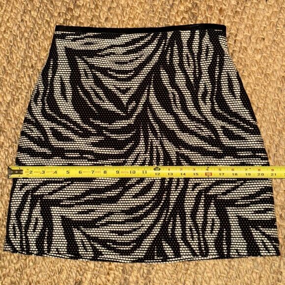 H&M woven black/white zebra print mini skirt back zip leather trim. EUC SZ 8 - Picture 4 of 6